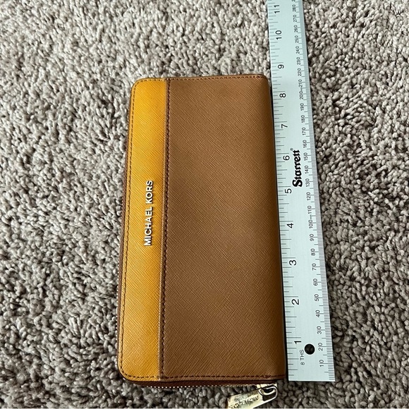 Michael Kors Colorblock Wallet Zip Around - Picture 5 of 9